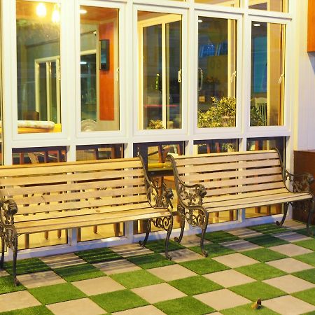 Auberge de jeunesse A Nighttime à Krabi town Extérieur photo